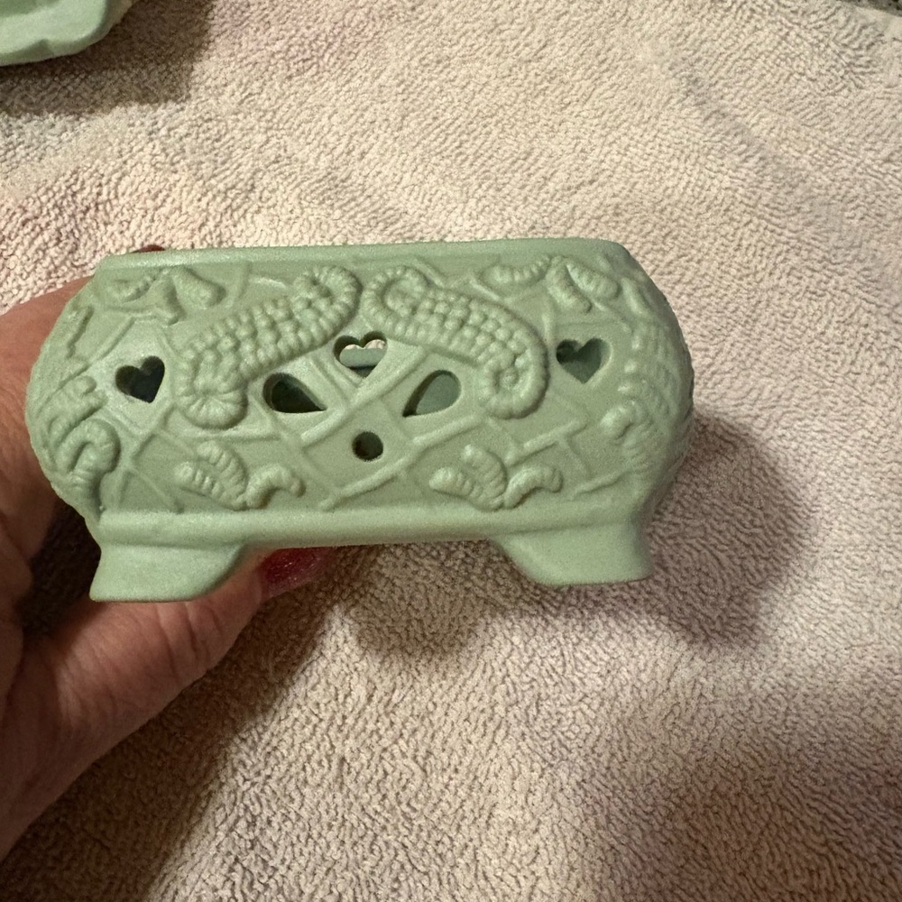 Elegant Green and Cream Ceramic Box - Picture 4 of 8